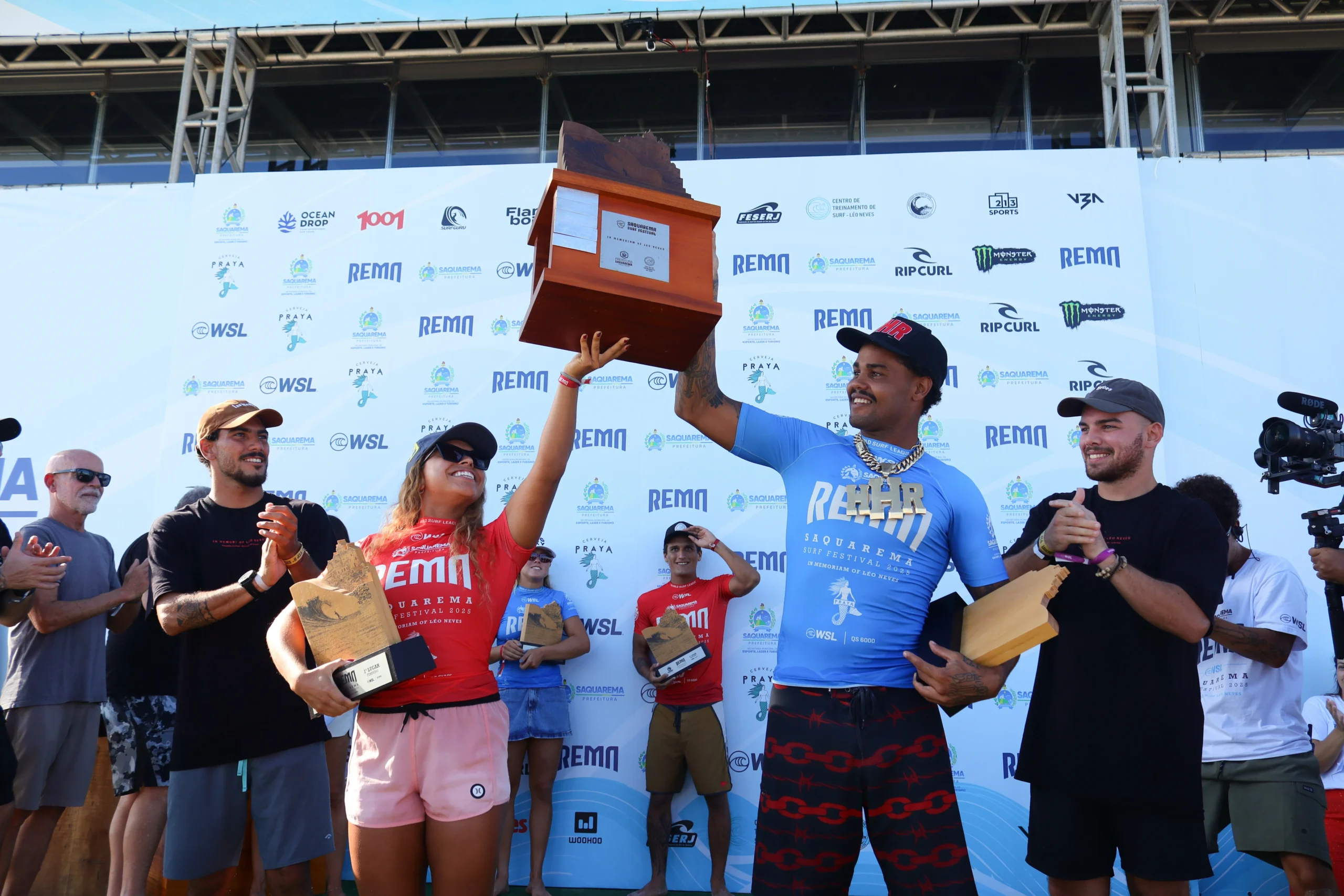 Saquarema explode em emoção: campeões coroados em festival de surf histórico!