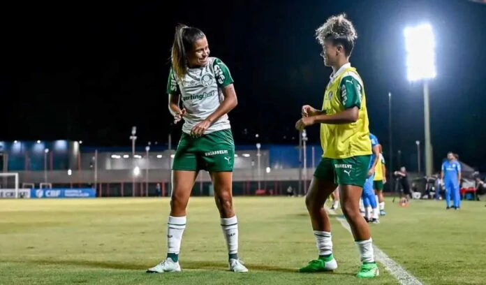 Palmeiras impõe goleada histórica ao Flamengo e assume liderança provisória no Brasileirão Feminino