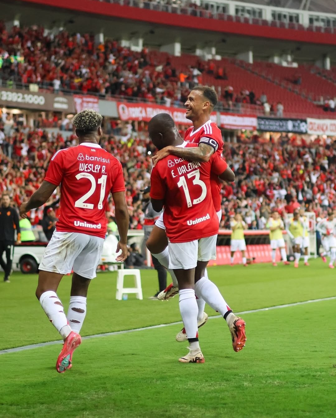 Corinthians e Internacional vence e dividem a liderança do Brasileirão.