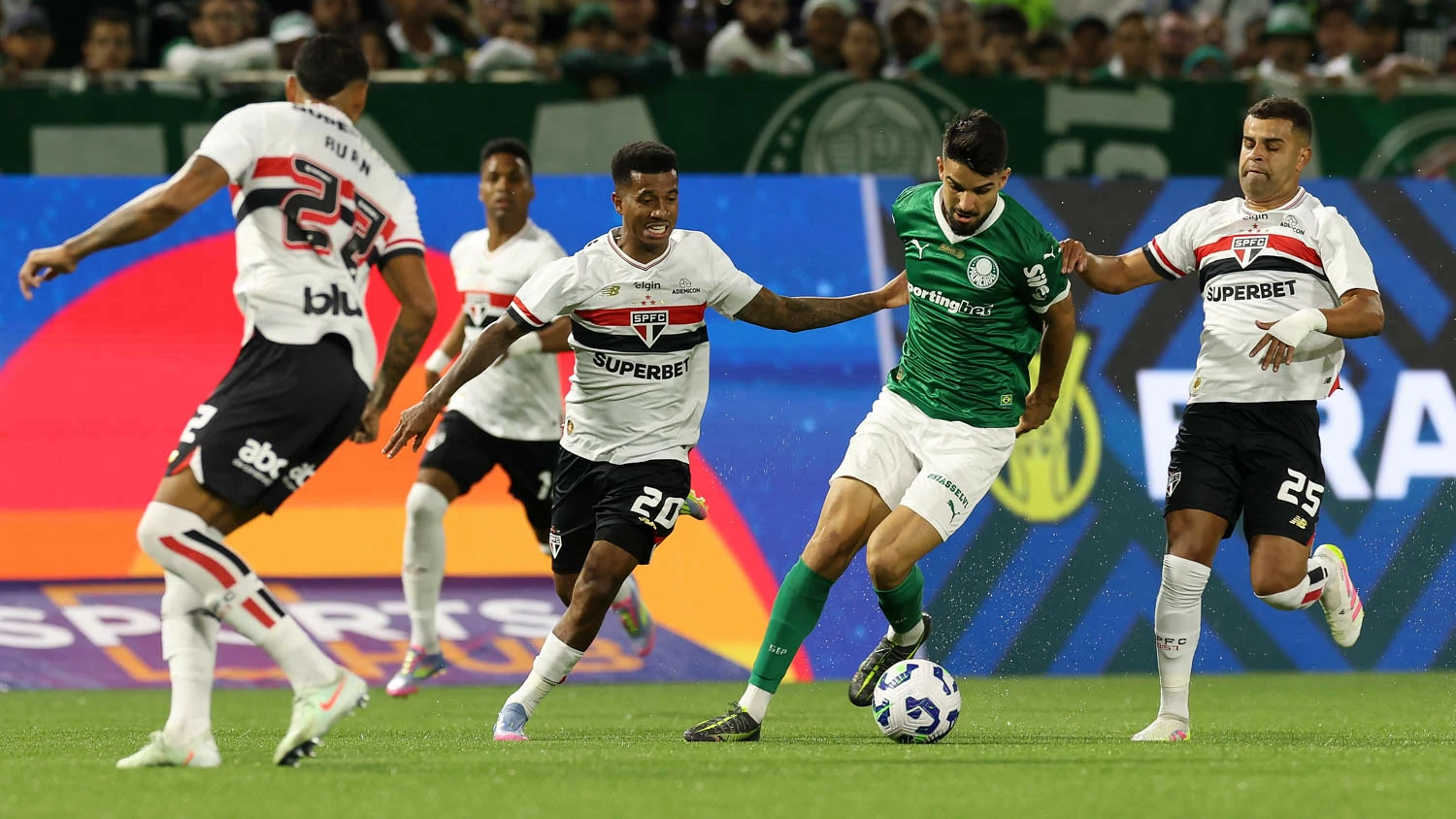 Vitor Roque herói nos acréscimos! Palmeiras derruba invencibilidade do São Paulo e segura a ponta do Brasileirão