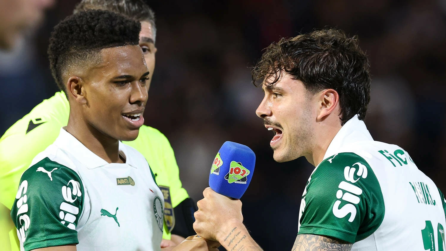 Palmeiras vira sobre Bragantino e segue líder do Brasileirão