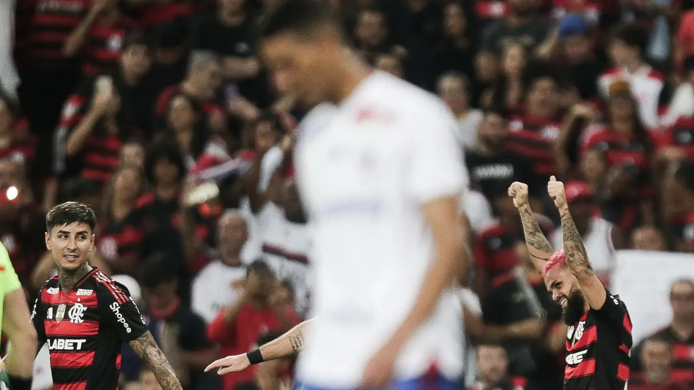 Rodada onze tem derrota do São Paulo e goleada do Flamengo.