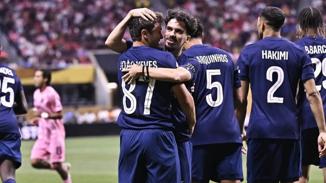 Messi reencontra o PSG, mas quem brilha é o time francês.